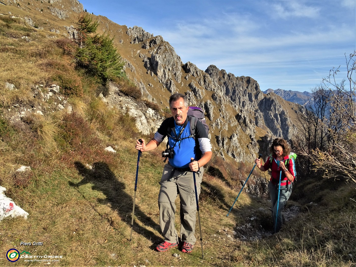 20 Dopo la  lunga salita nel bosco siamo freschi freschi al Passo di Grialeggio (1690 m).JPG